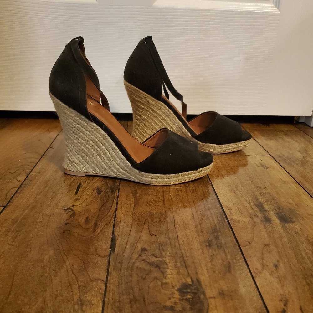 Eva Mendes black wedges